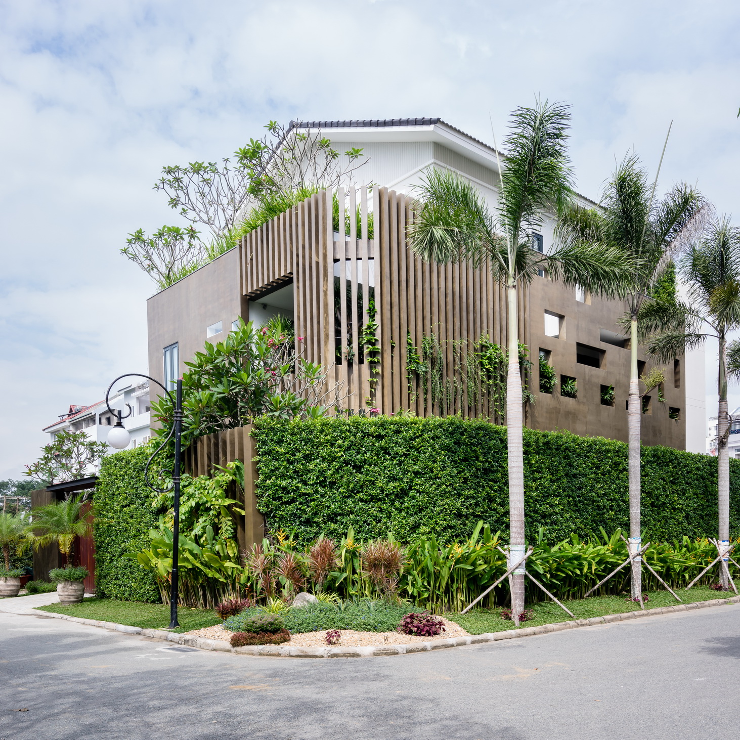 Hai thế giới trong một ngôi biệt thự