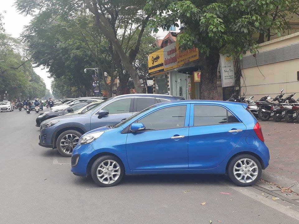 Hà Nội: Càng cơ quan “to” càng lấn chiếm vỉa hè, lòng đường