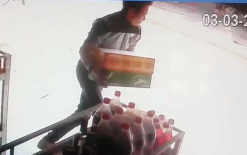 Táo tợn xông vào quán cướp bia giữa ban ngày