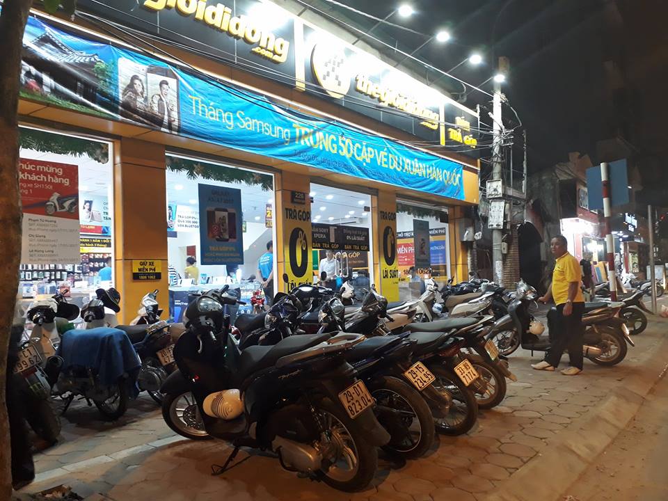 Một hộ kinh doanh tr&ecirc;n đường Khương Đ&igrave;nh để 2 h&agrave;ng xe tr&ecirc;n vỉa h&egrave;