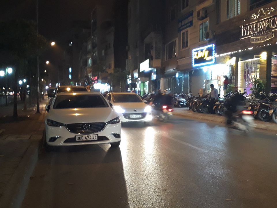 Để cả xe &ocirc; t&ocirc; dưới l&ograve;ng đường hẹp