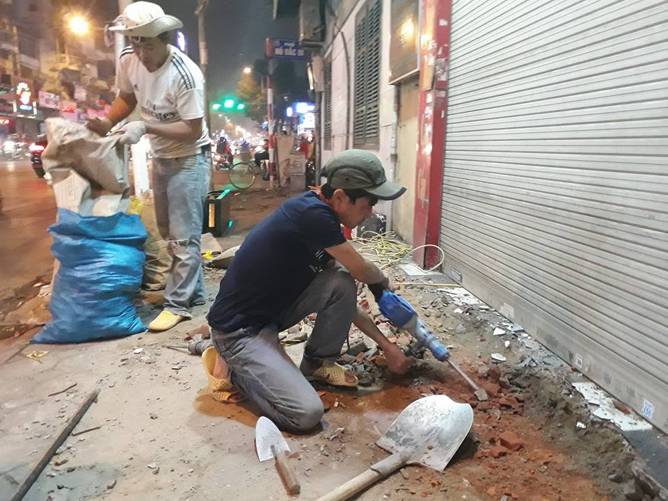 Một gia đ&igrave;nh tại phố T&acirc;y Sơn (quận Đống Đa) thu&ecirc; thợ về tự th&aacute;o dỡ phần vi phạm vỉa h&egrave;
