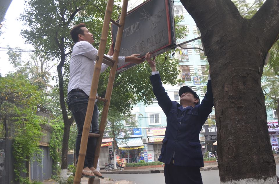 
Trong khi đ&oacute;, tại phường Định C&ocirc;ng (quận Ho&agrave;ng Mai) lực lượng chức năng mới chủ yếu tuy&ecirc;n truyền nhắc nhở

