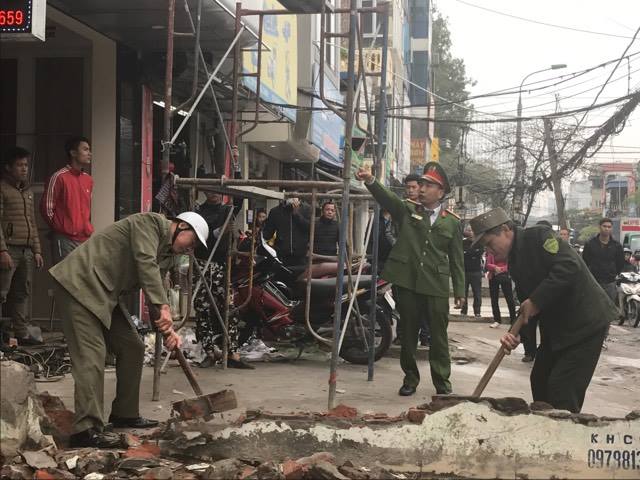 
Lực lượng C&ocirc;ng an phường cưỡng chế vi phạm tại đường Trường Chinh
