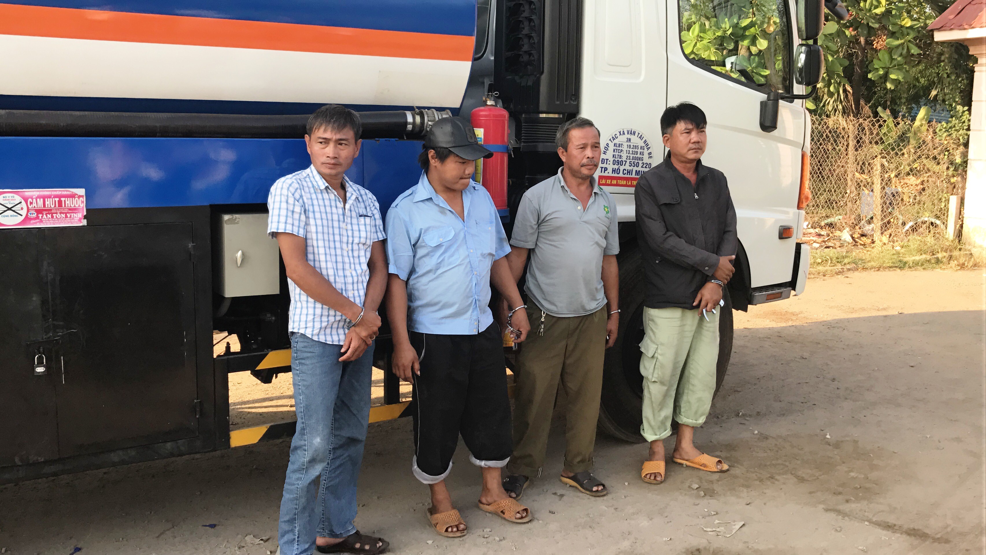 Các đối tượng bị bắt quả tang khi đang rút ruột xăng, dầu ở quận 2