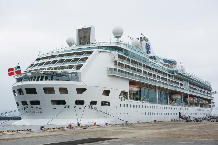 T&agrave;u của C&ocirc;ng ty Royal Caribbean đỗ tại cảng ở TP Đại Li&ecirc;n - Trung Quốc. Ảnh: REUTERS