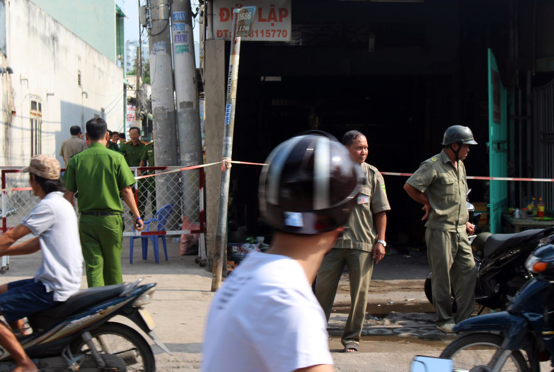 
Lực lượng chức năng phong tỏa hiện trường để điều tra l&agrave;m r&otilde; vụ việc.
