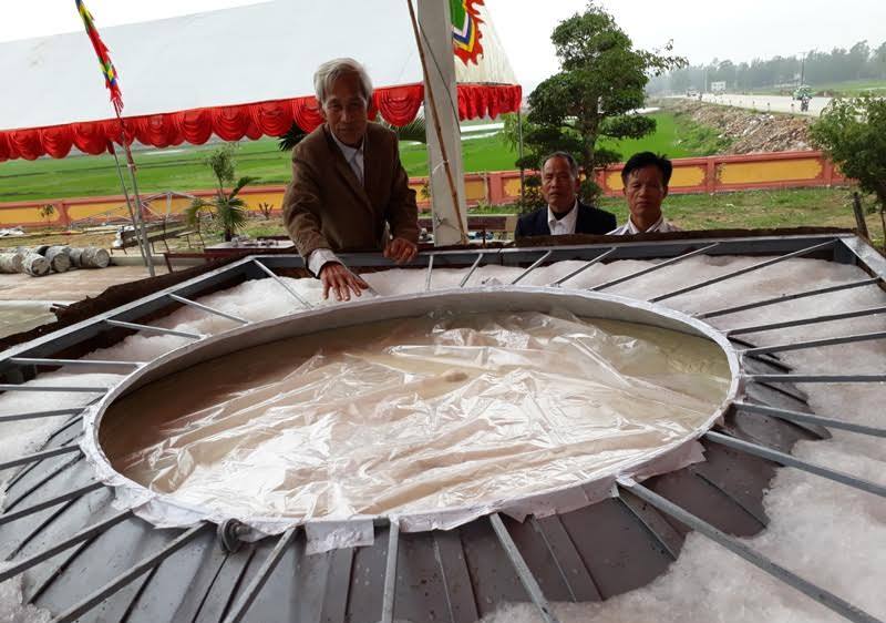 Để hoàn thành chiếc bánh dày, người dân phải mất hơn 2 ngày vừa nấu cơm nếp vừa giã nhuyễn để đổ vào khuôn làm bánh