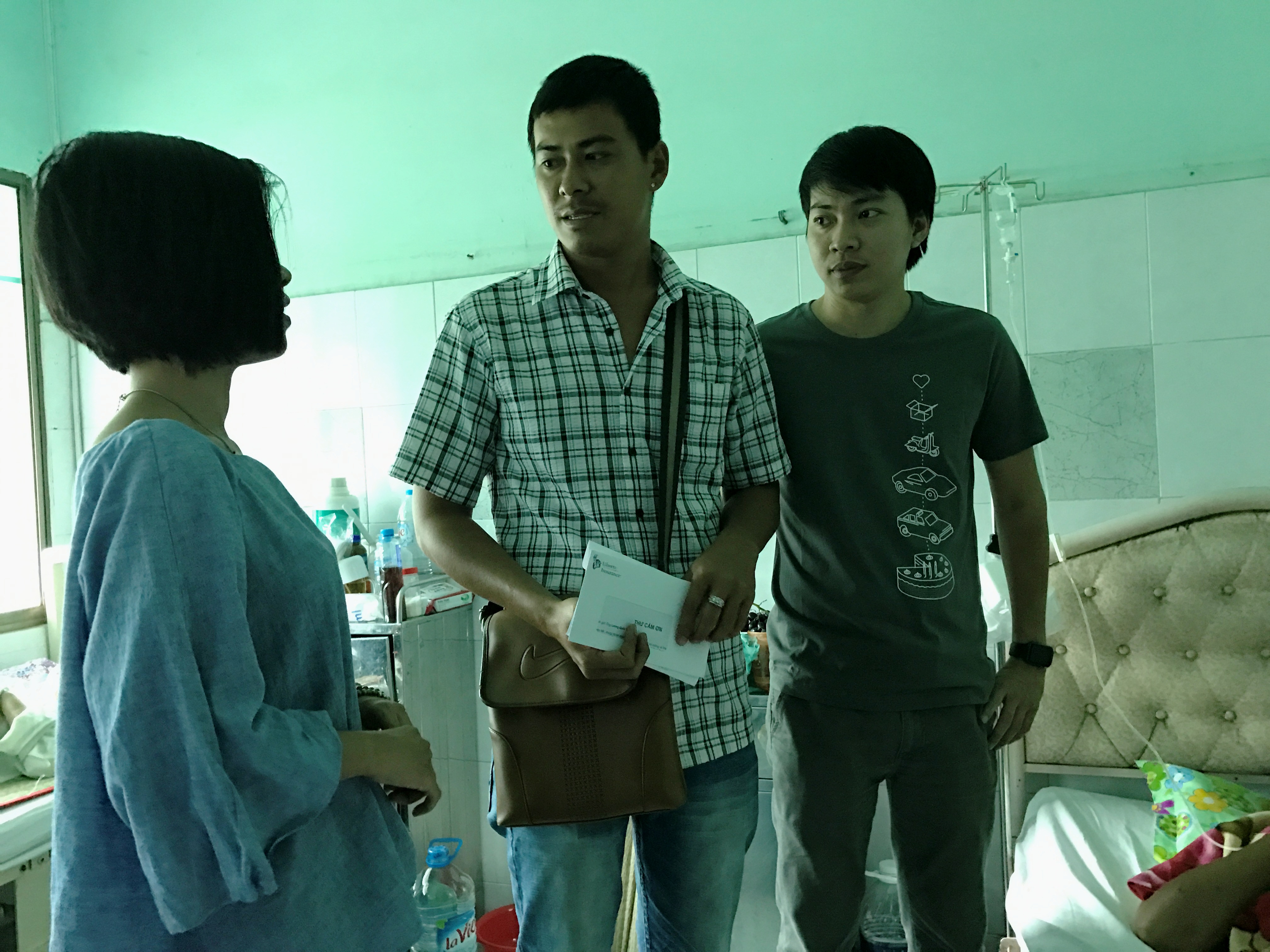 
Anh Lương Quốc Qu&acirc;n (giữa) bức x&uacute;c trước vụ việc
