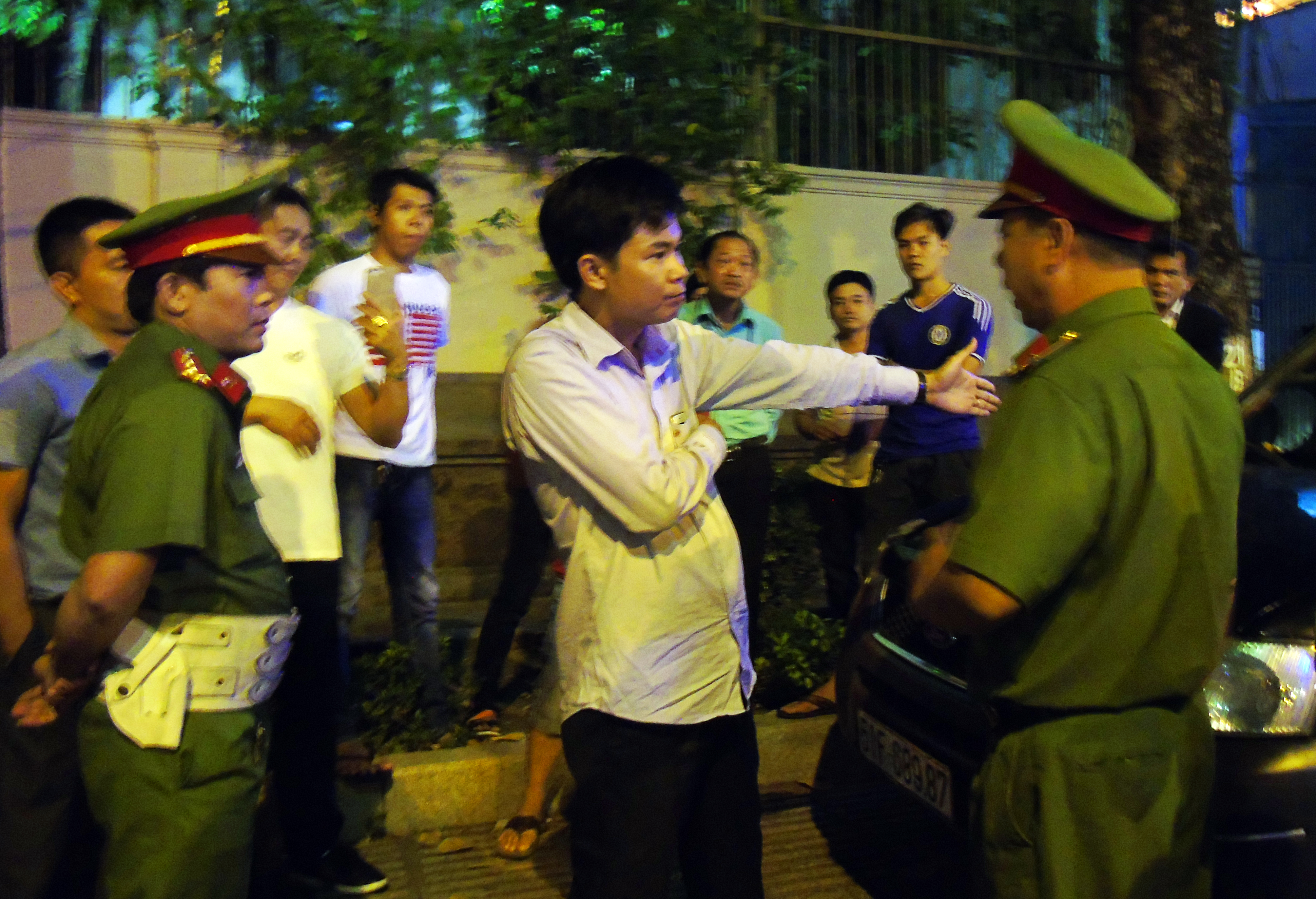Nữ phó chủ tịch quận dẹp vỉa hè trong đêm