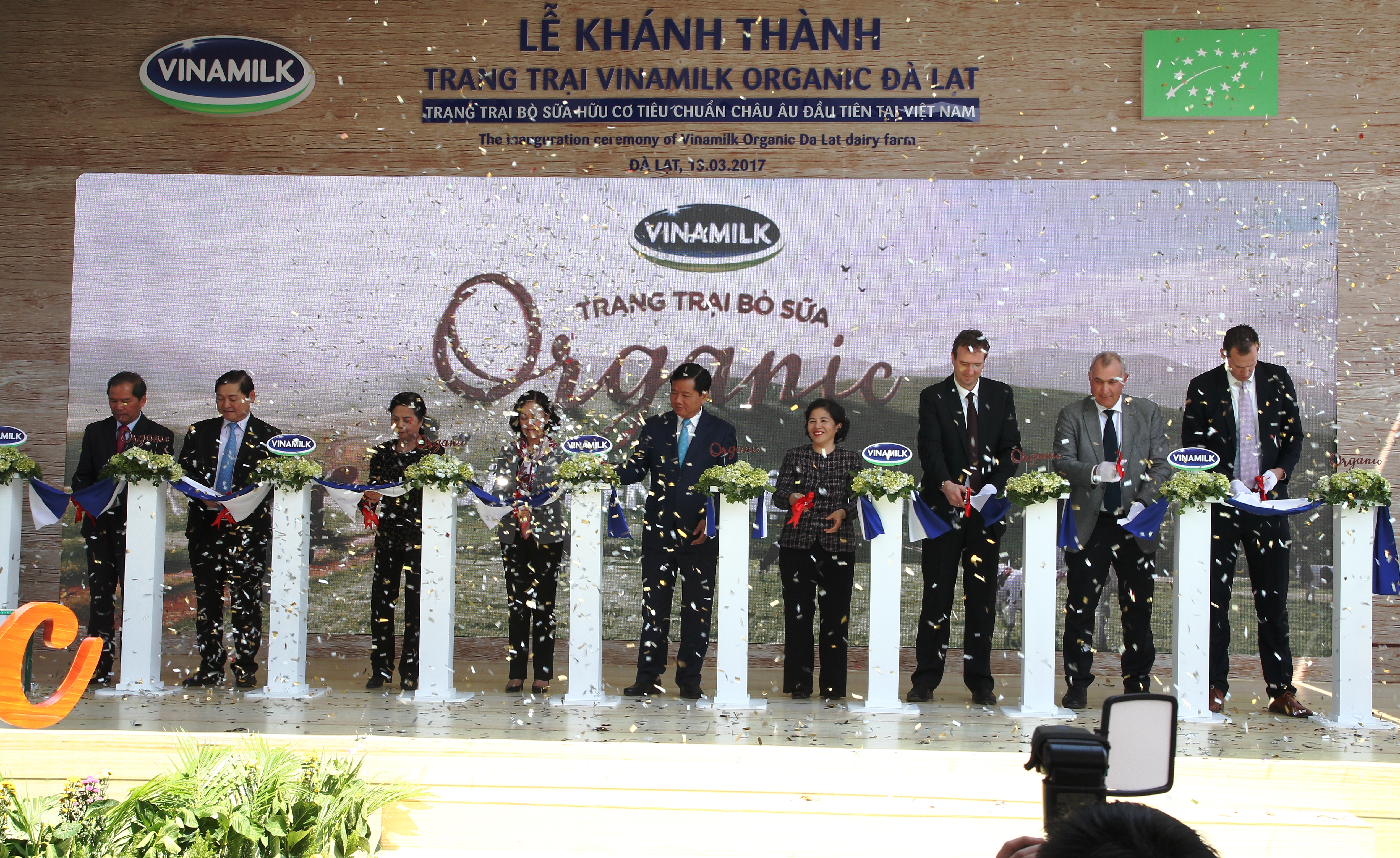 
Cắt bang kh&aacute;nh th&agrave;nh trang trại b&ograve; sữa Organic đạt chuẩn ch&acirc;u &Acirc;u đầu ti&ecirc;n tại Việt Nam ở Đ&agrave; Lạt.
