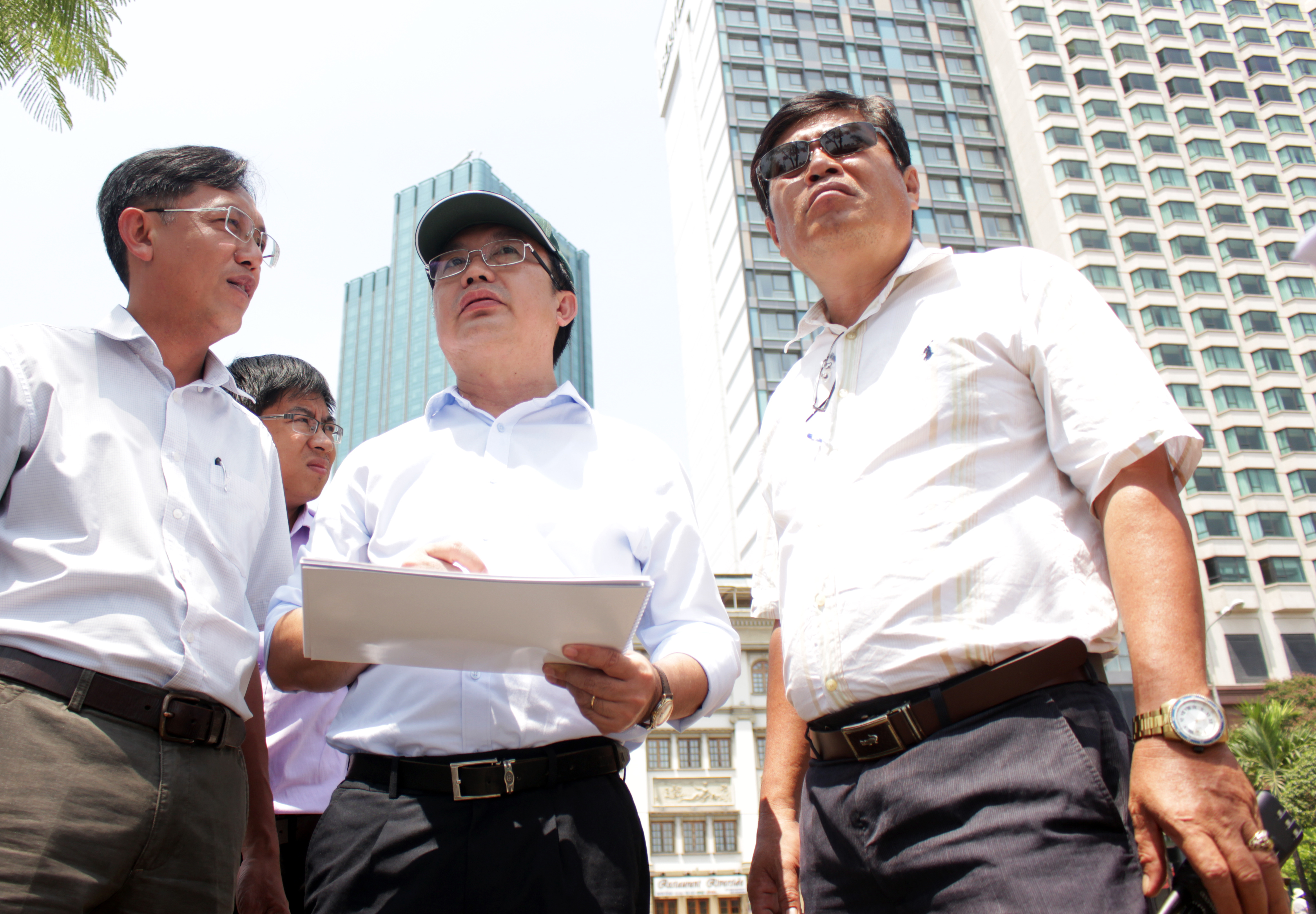 Theo đ&oacute;, khu vực c&ocirc;ng vi&ecirc;n Bạch Đằng c&oacute; thể sẽ h&igrave;nh th&agrave;nh khu &acirc;̉m thực theo giờ, hoạt động chợ phi&ecirc;n cuối tuần, được lực lượng chức năng kiểm so&aacute;t về an to&agrave;n vệ sinh thực phẩm, gi&aacute; cả, mỹ quan đ&ocirc; thị v&agrave; an to&agrave;n lao động.