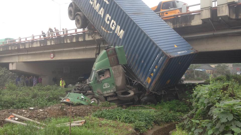 
Chiếc xe container lao từ tr&ecirc;n cầu Thanh Tr&igrave; xuống đất
