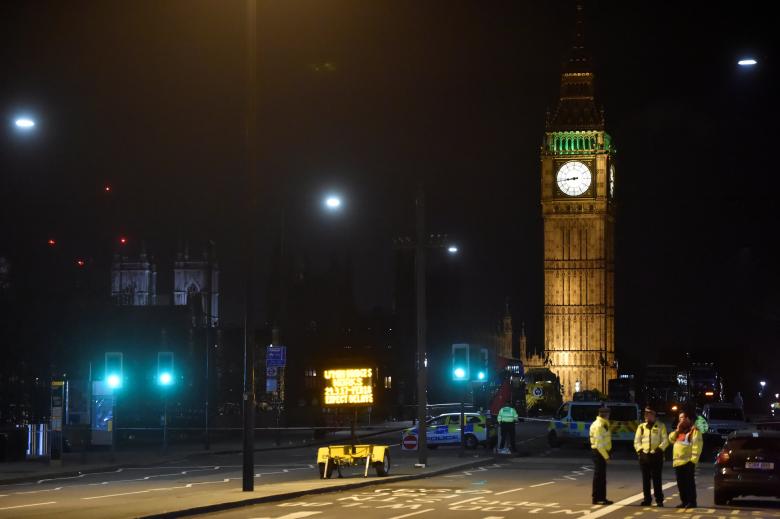 Cảnh s&aacute;t l&agrave;m việc tại hiện trường vụ lao xe ở London h&ocirc;m 22-3. Ảnh: REUTERS