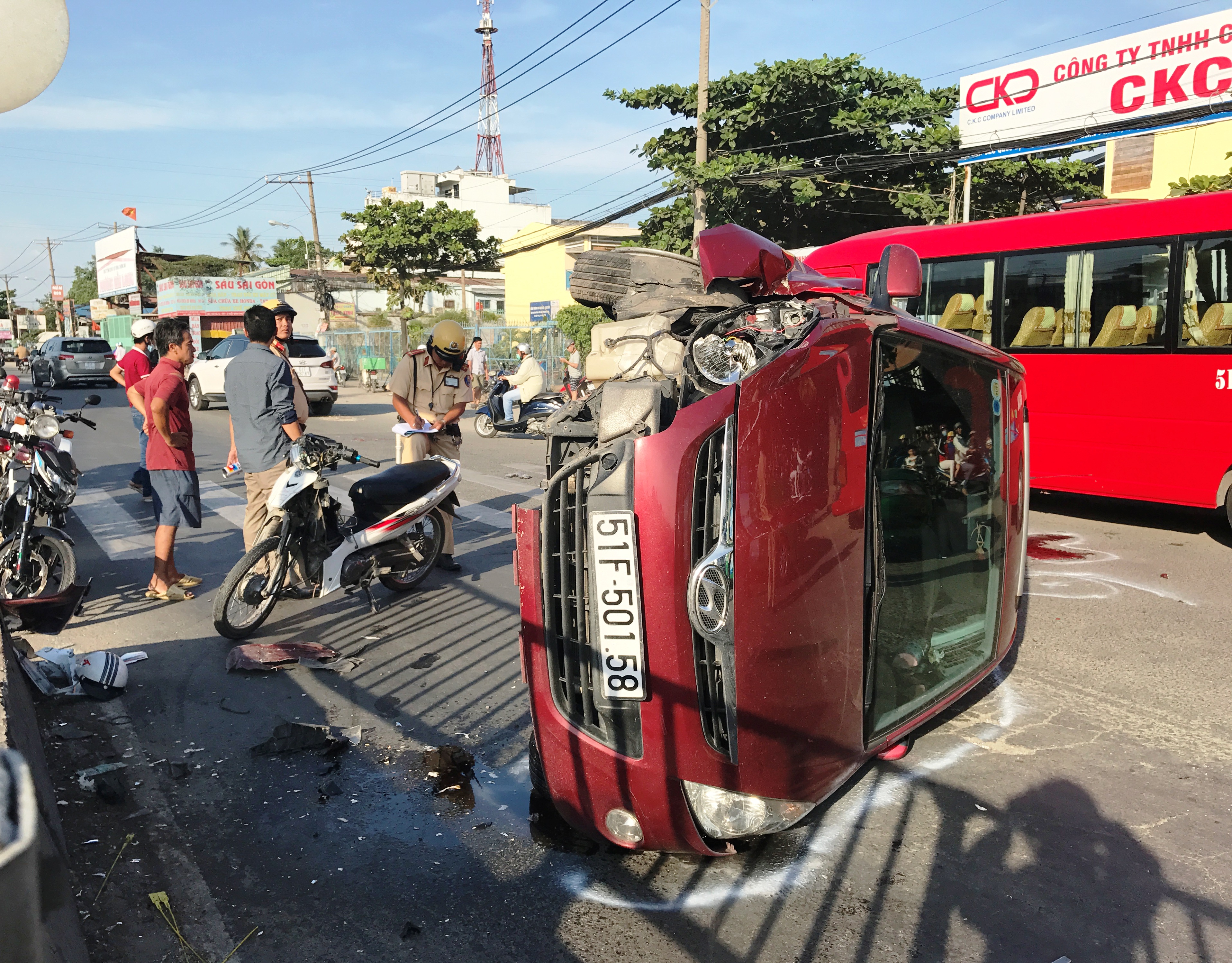 Ô tô văng vào xe máy, một thanh niên tử nạn, kẹt xe kéo dài