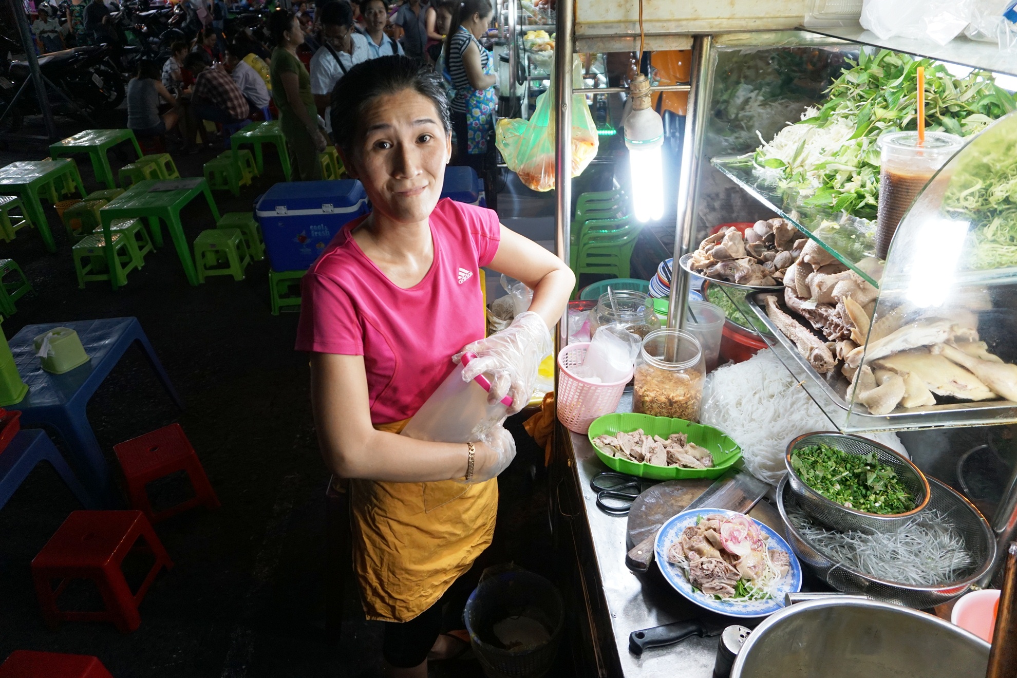 
Chị Trần Thị Cẩm T&uacute; &ndash; tiểu thương chuyển v&agrave;o kinh doanh ăn uống ở ph&iacute;a trước chợ Phạm Văn Hai được gần 1 năm, chia sẻ cuộc sống gia đ&igrave;nh chị đ&atilde; được cải thiện, đỡ bấp b&ecirc;nh hơn hẳn so với l&uacute;c bu&ocirc;n b&aacute;n tr&ecirc;n vỉa h&egrave;
