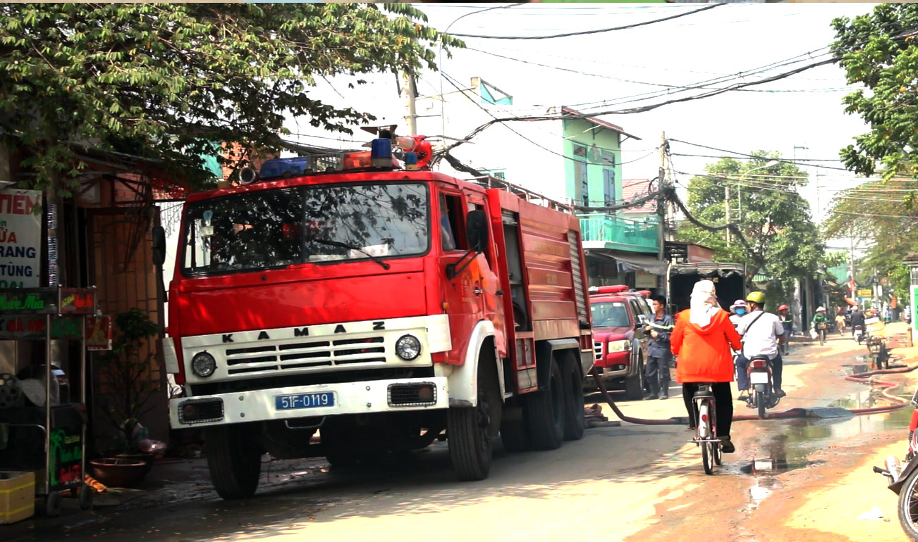 Lực lượng PCCC đang xử lý hiện trường tránh đám cháy bùng phát vào sáng 29-3.