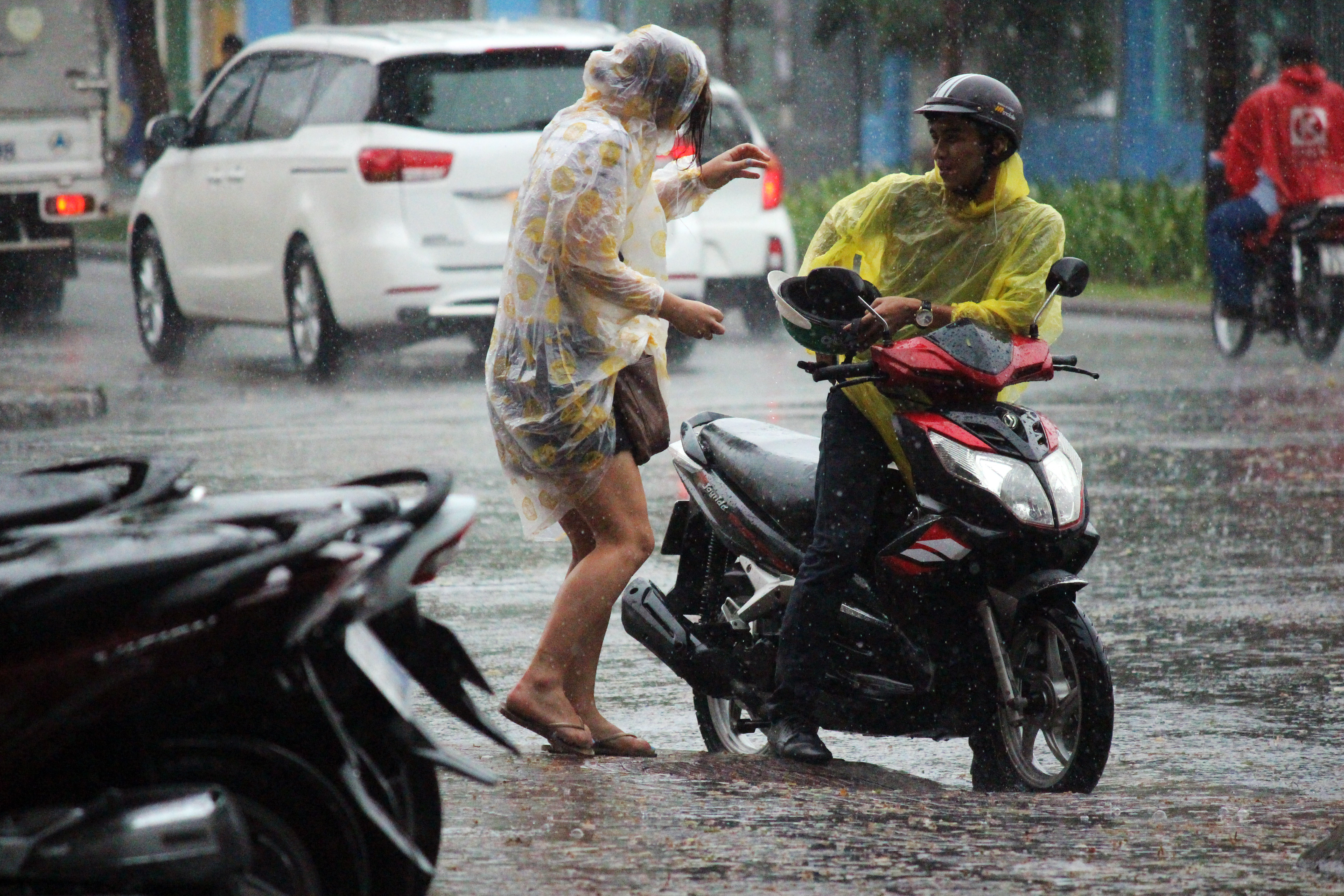 Mưa bất chợt khiến nhiều người đi đường phải ghé vào tìm chỗ trú mưa.