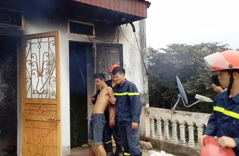 
Cảnh s&aacute;t PCCC khống chế đối tượng ng&aacute;o đ&aacute; ph&oacute;ng hỏa đốt nh&agrave; m&igrave;nh
