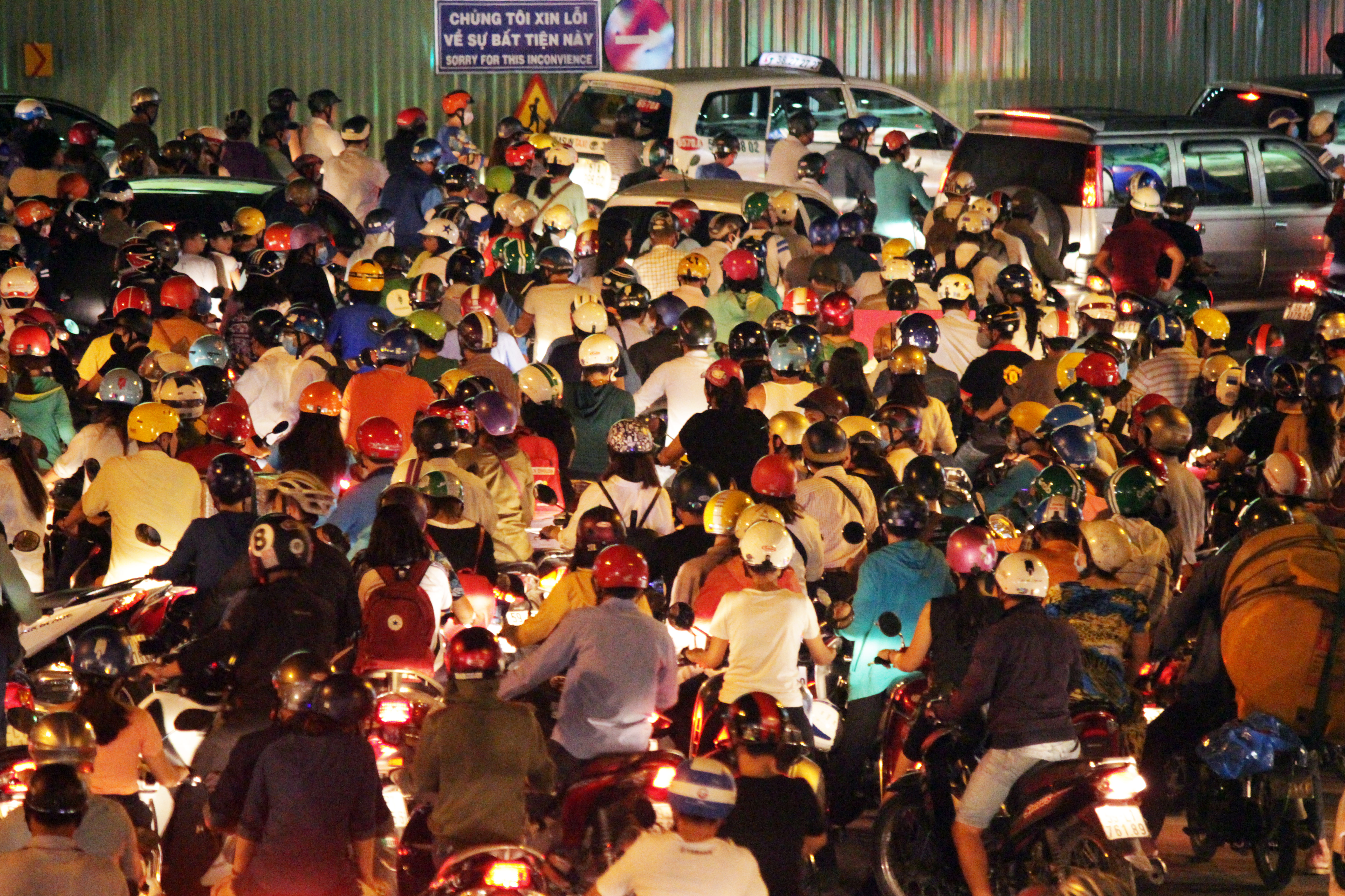 Khoảng thời gian từ 19 giờ - 20 giờ, t&igrave;nh trạng kẹt xe trở n&ecirc;n trầm trọng nhất. D&ograve;ng phương tiện đ&ocirc;ng đ&uacute;c bắt đầu lưu th&ocirc;ng loạn xạ kh&ocirc;ng c&ograve;n tu&acirc;n thủ bất cứ luật lệ giao th&ocirc;ng n&agrave;o.