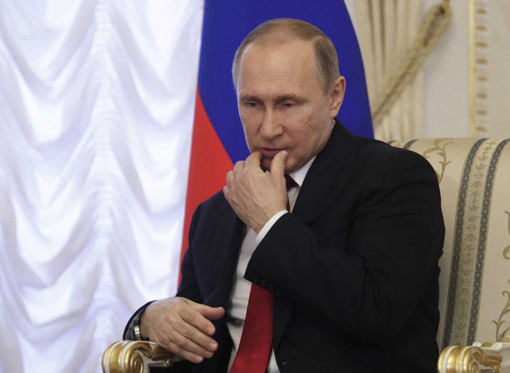 &Ocirc;ng Putin tỏ ra đăm chi&ecirc;u trong cuộc họp. &Ocirc;ng đ&atilde; gửi lời chia buồn v&agrave; cam kết mở cuộc điều tra c&aacute;c vụ nổ ở ga t&agrave;u điện ngầm. Ảnh: AP