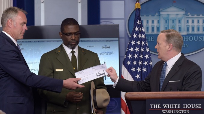 Ông Trump bị "bóc mẽ" vụ tặng tiền lương cho công viên