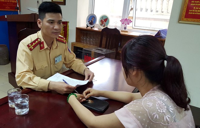 Nữ tài xế đi ngược chiều trên cầu Nhật Tân: CSGT không ra tín hiệu quay đầu xe