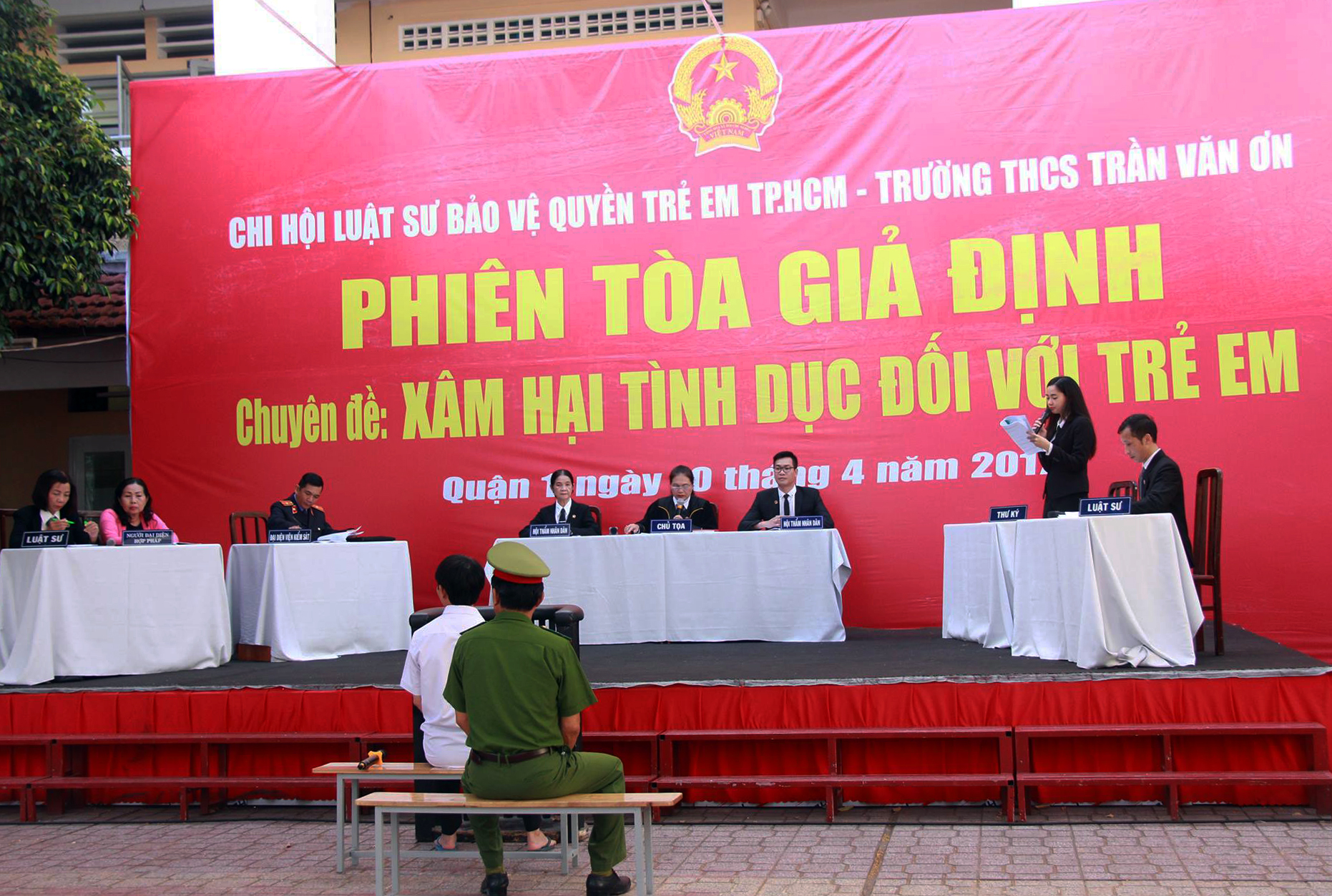 
Phi&ecirc;n t&ograve;a giả định diễn ra tại Trường THCS Trần Văn Ơn về &aacute;n D&acirc;m &ocirc; với trẻ em.
