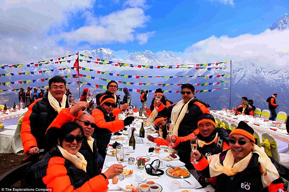 Bữa sáng xa xỉ trên đỉnh Everest cho khách nhà giàu