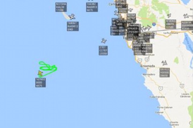 
M&aacute;y bay qu&acirc;n sự Mỹ quần thảo ngo&agrave;i khơi bang California. Ảnh: DAILY MAIL
