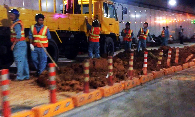 Xe lật trong hầm sông Sài Gòn, làn ô tô bị phong tỏa