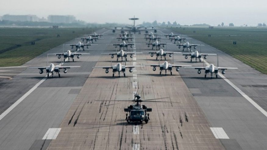 Các máy bay chiến đấu thuộc Phi đội 18 của không quân Mỹ bao gồm HH-60 Pave Hawks, F-15 Eagles, E-3 Sentries và KC-135 Stratotankers tại căn cứ không quân Kadena. Ảnh: U.S. AIR FORCE