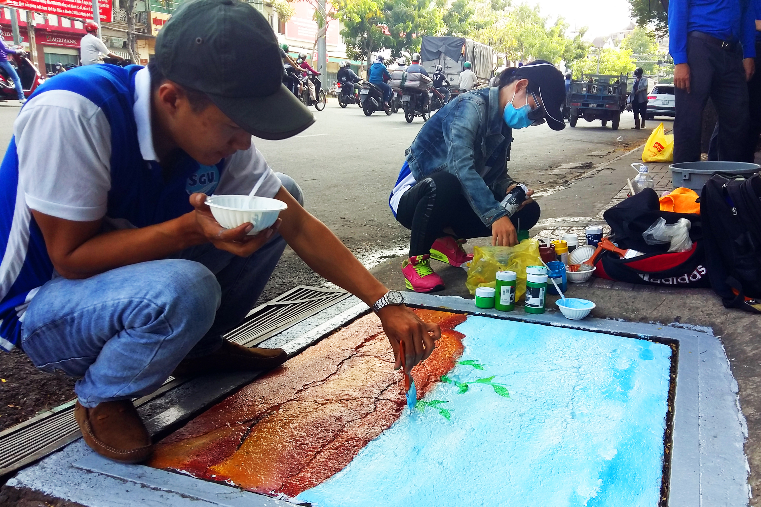 Nắp cống đẹp như tranh làm người dân hào hứng
