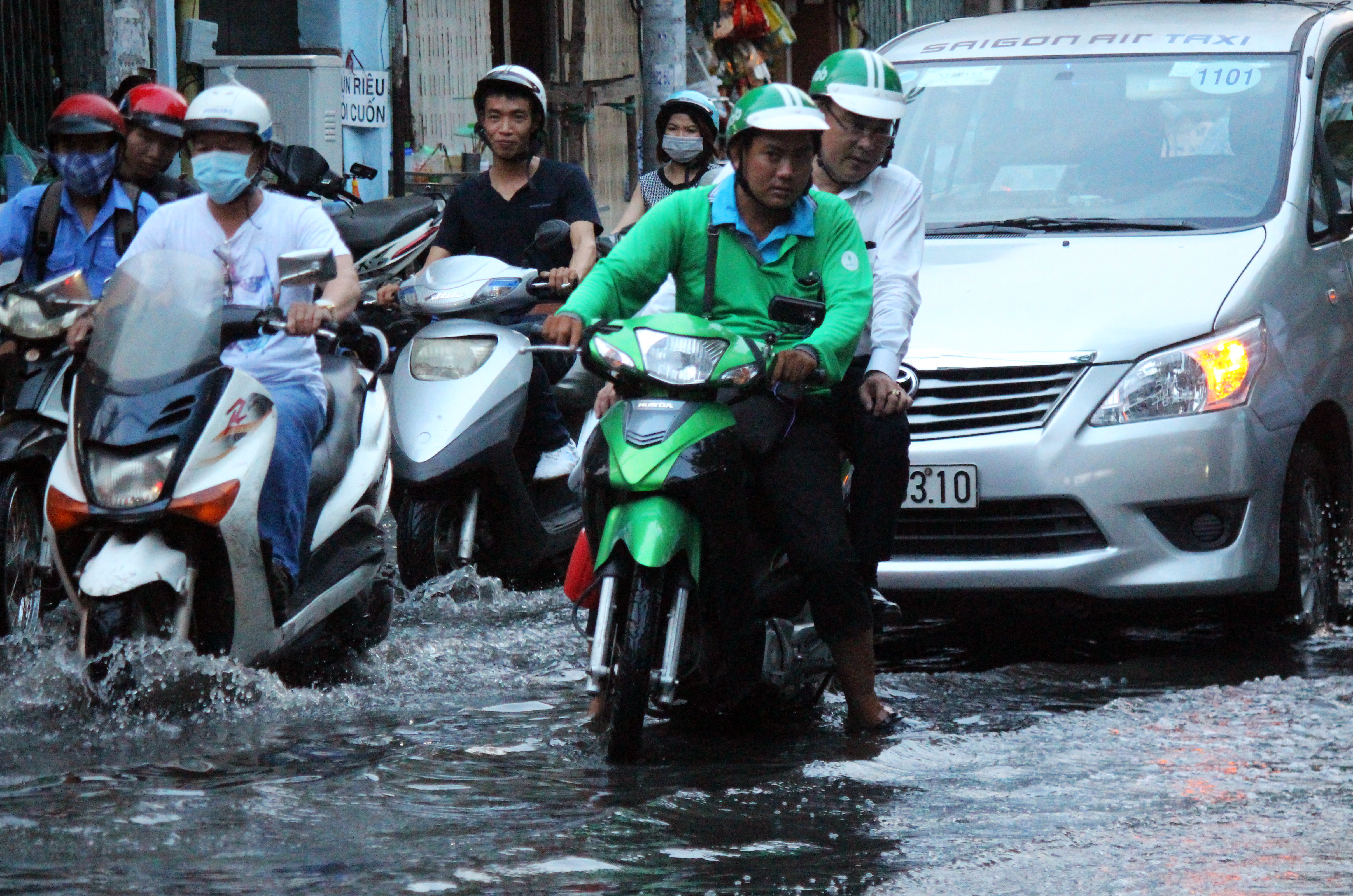 Dừng đèn đỏ ngay giữa nước ngập lênh láng.