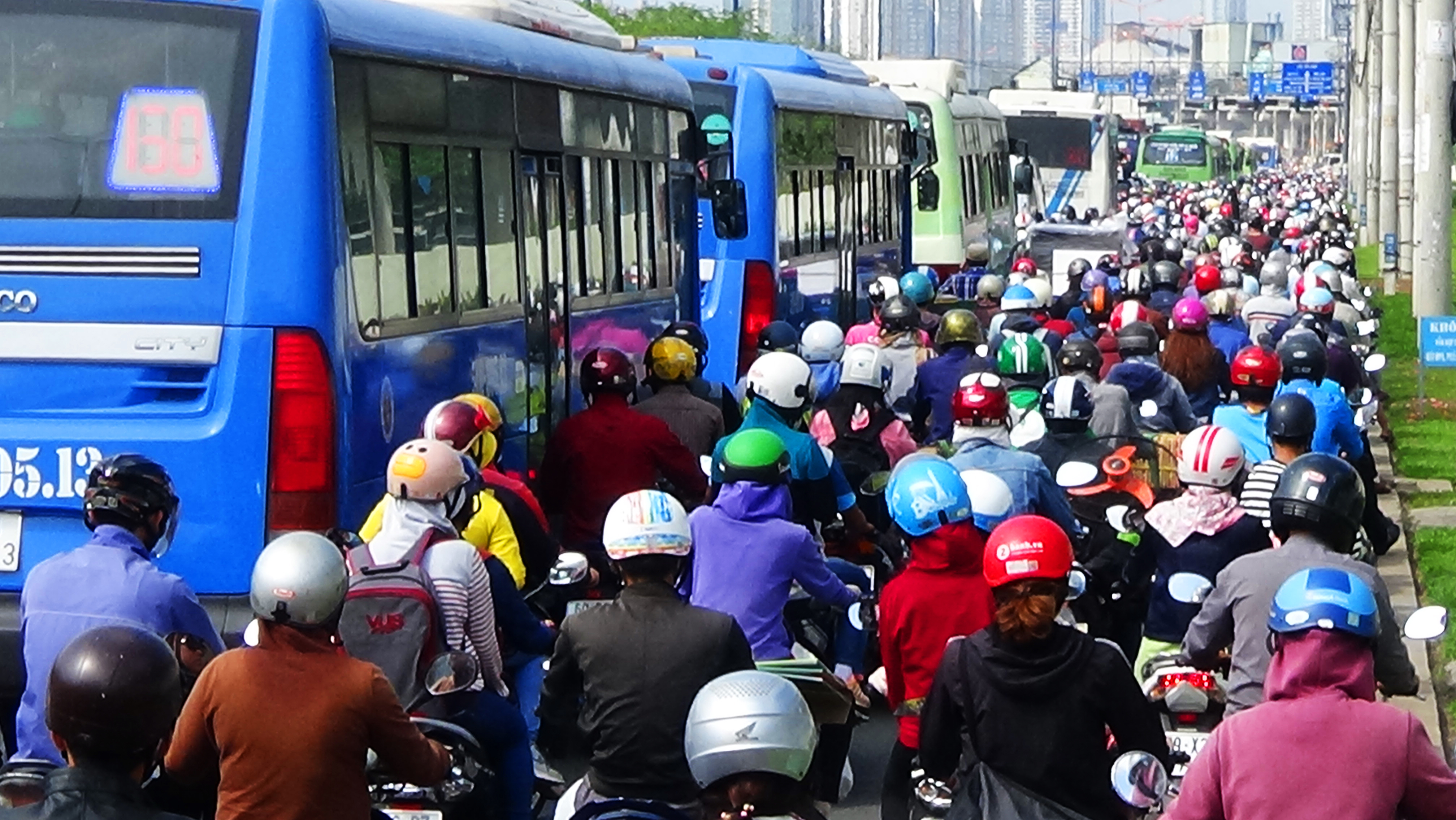 Mặc dù đèn xanh nhưng xe cộ vẫn không thể nhích lên được. Xa lộ Hà Nội sáng 28-4 kẹt cứng