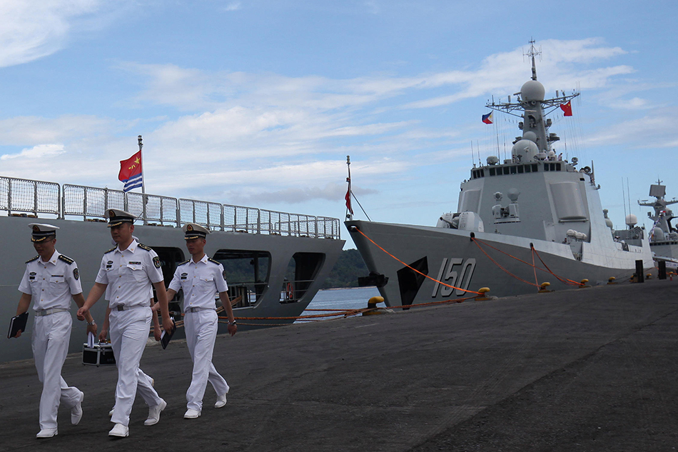 T&agrave;u khu trục t&ecirc;n lửa dẫn đường Chang Chun (DDG150) l&agrave; một trong ba t&agrave;u đến thăm Philippines. Ảnh: REUTERS