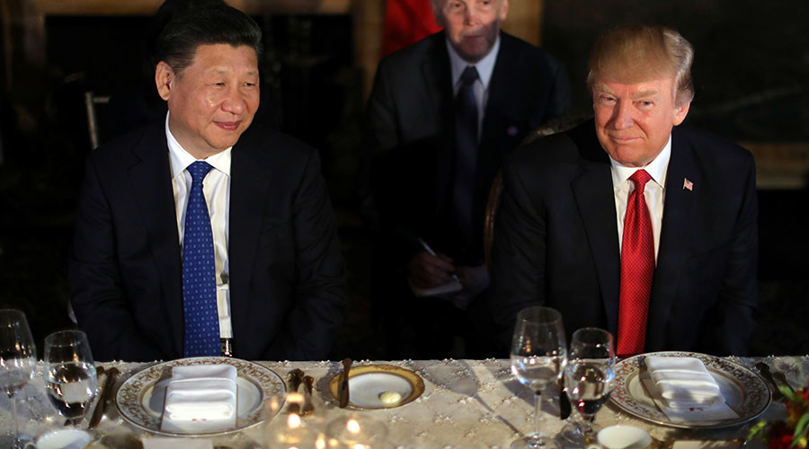 &Ocirc;ng Trump (phải) ăn tối c&ugrave;ng &ocirc;ng Tập h&ocirc;m 6-4. Ảnh: REUTERS