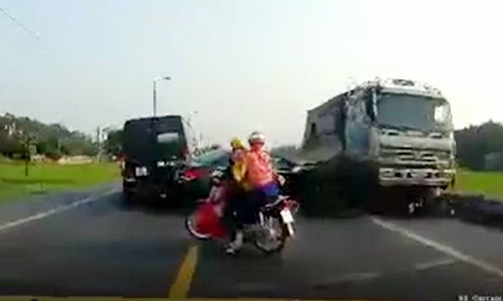 Xe tải phóng nhanh, lấn làn tông chết đôi nam nữ