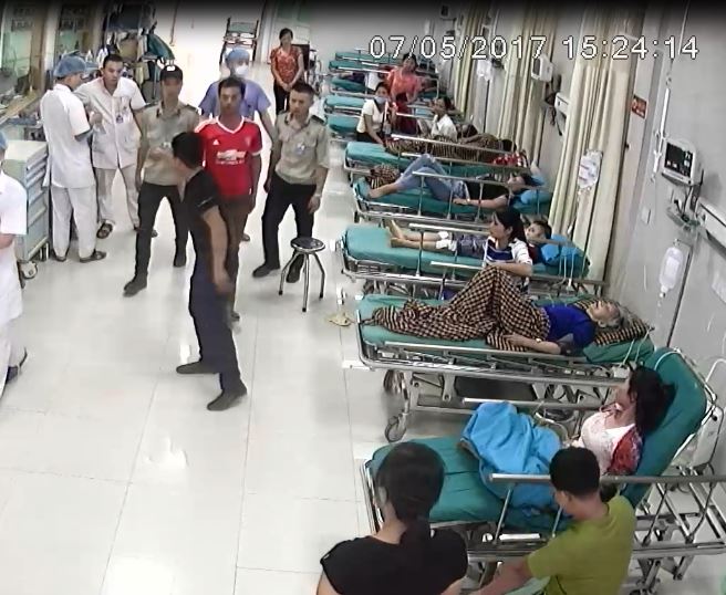 Nhóm côn đồ lăng mạ bác sĩ, bắn nhân viên bệnh viện