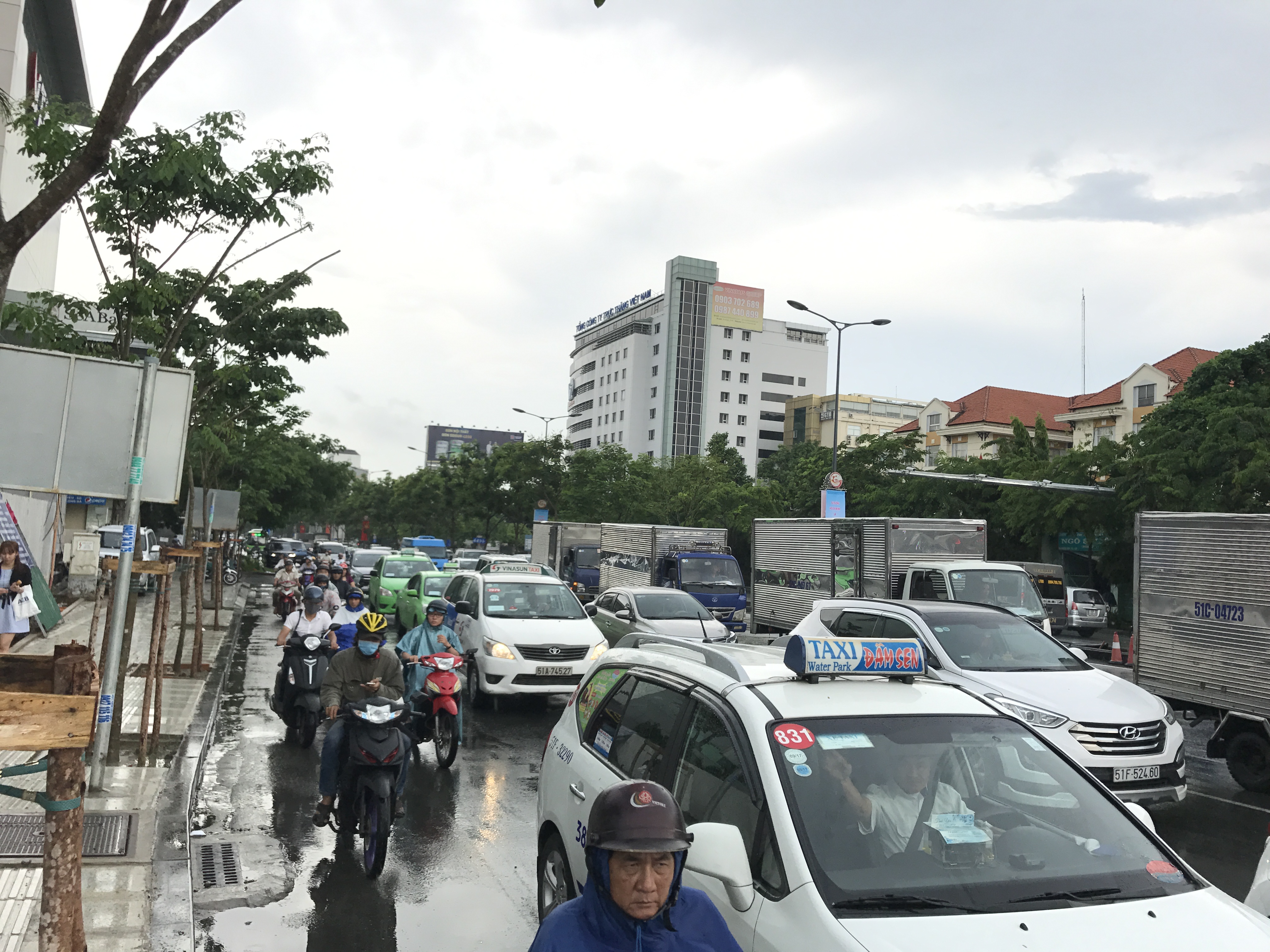 Mưa chưa đến 2 giờ, S&agrave;i G&ograve;n đ&atilde; ngập, kẹt xe khắp nơi - Ảnh 4.