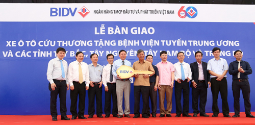 BIDV tặng 46 xe cứu thương cho bệnh viện và cơ sở y tế