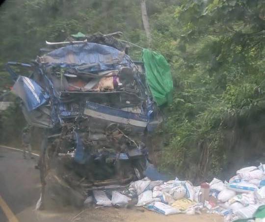 2 người trong xe tải lao vào vách núi tử vong, người nhảy ra bị thương