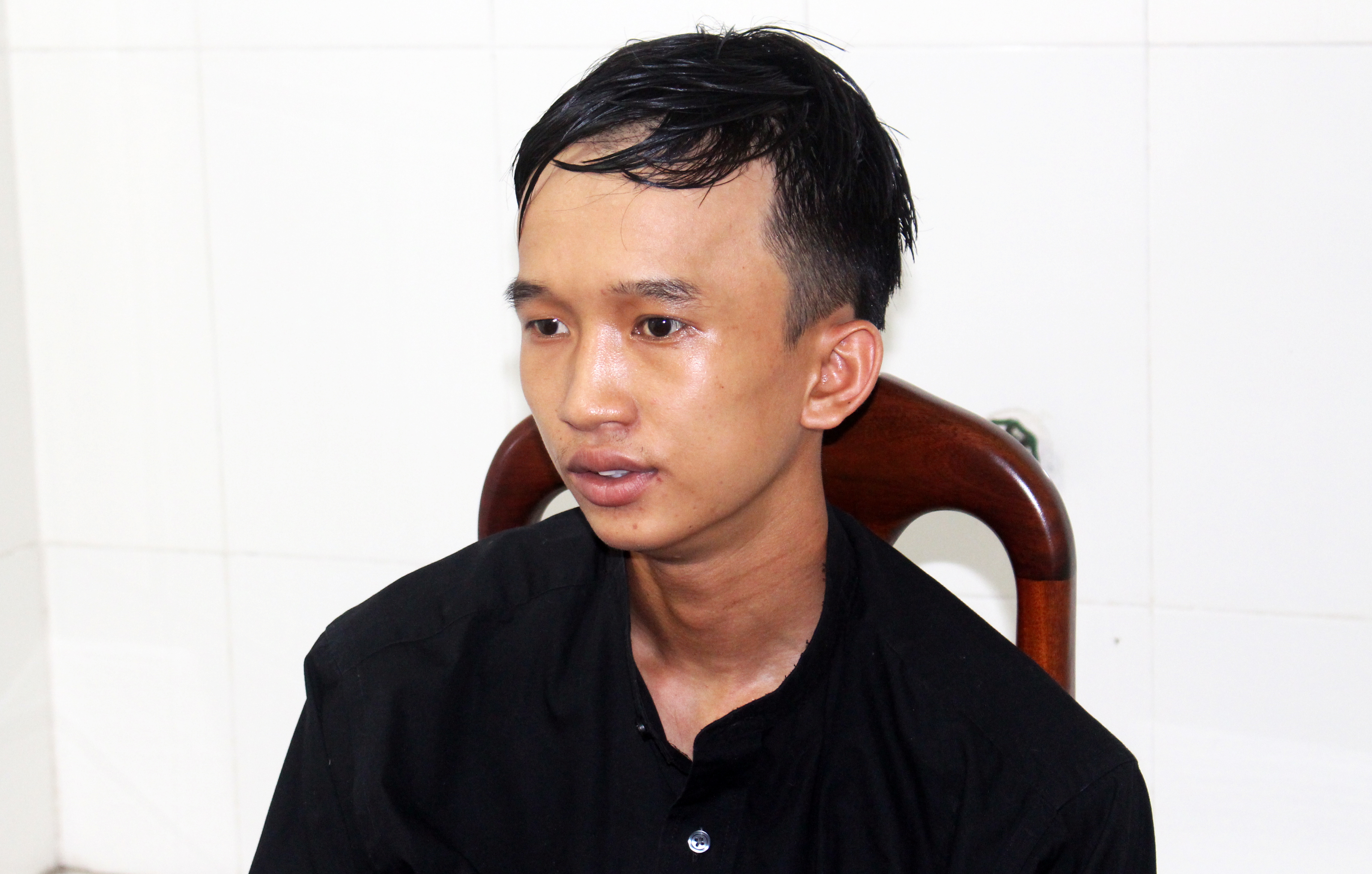 Níu kéo tình cảm bất thành, "phi công" đâm bạn gái tới tấp