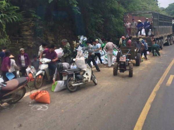 Vụ tai nạn 2 người chết ở Hoà Bình: Nhiều người lao vào "hôi của"