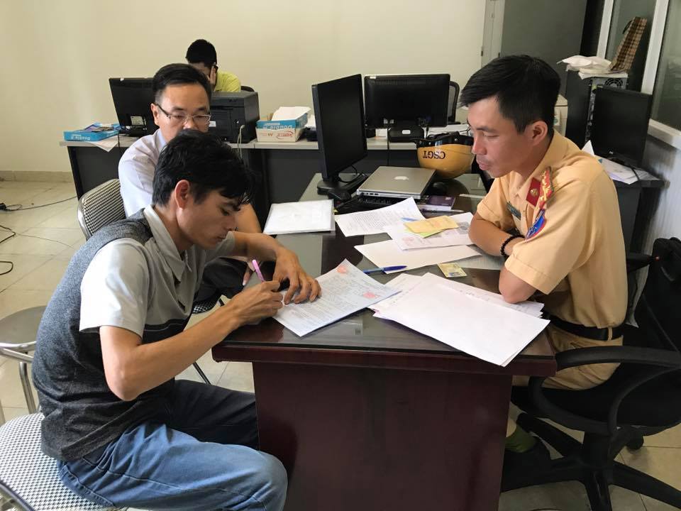Phạt 3,2 triệu đồng, tước bằng tài xế taxi "húc" CSGT bỏ chạy