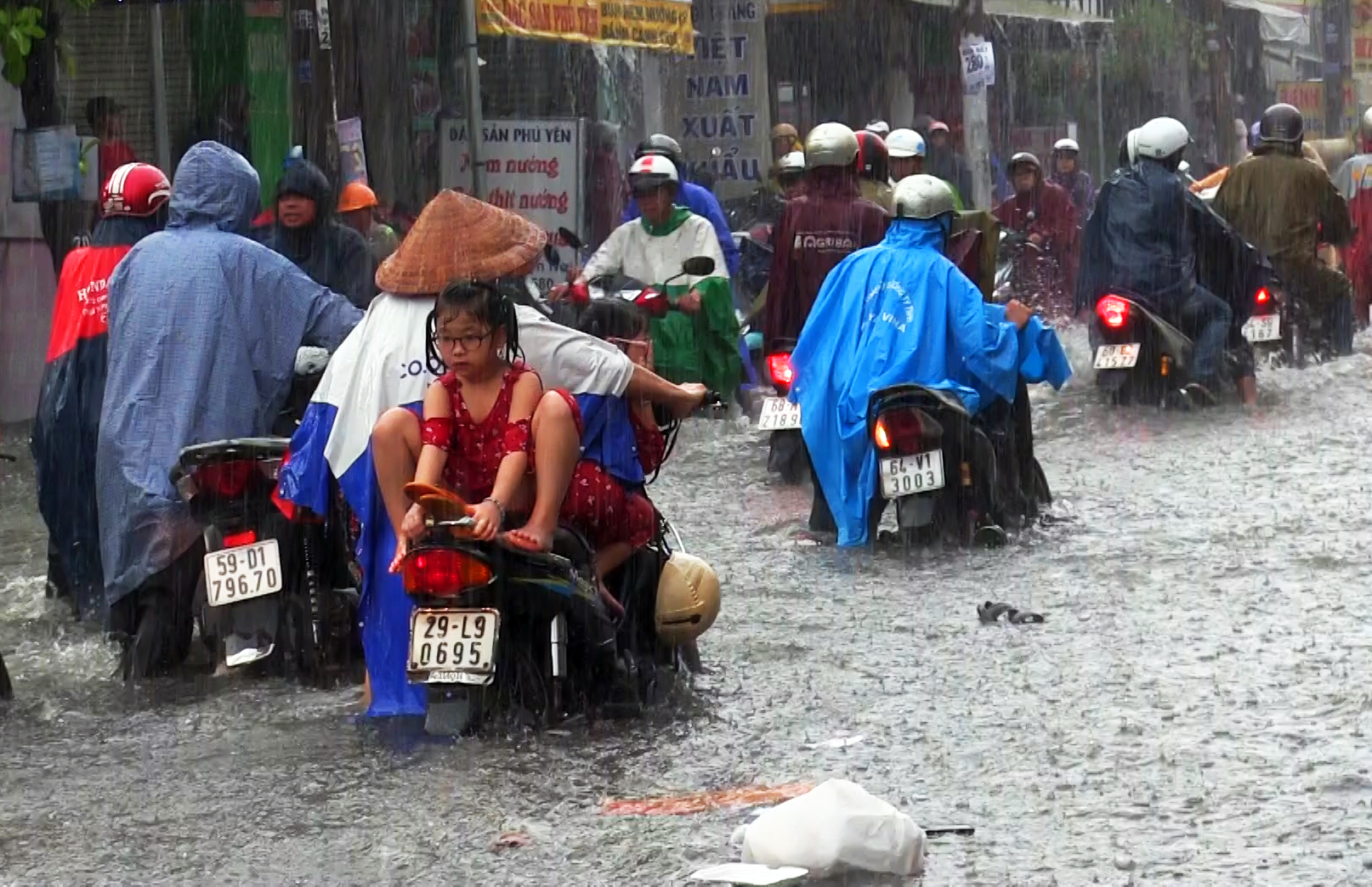 Mưa trắng trời, nhiều tuyến đường TP HCM lại ngập kinh hoàng