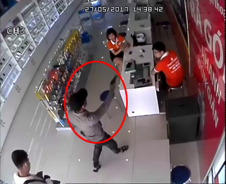 Bịt mặt, cầm súng xông vào cướp cửa hàng điện thoại