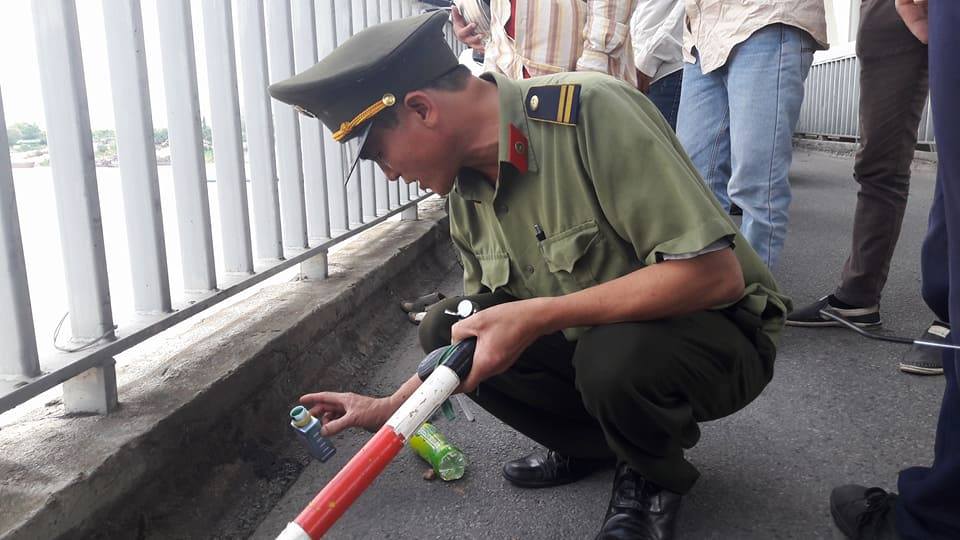 Bàng hoàng chứng kiến thanh niên dừng xe giữa cầu lao xuống sông