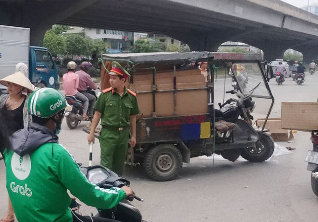 Vào cua, xe 3 bánh tự chế lật đè chết người