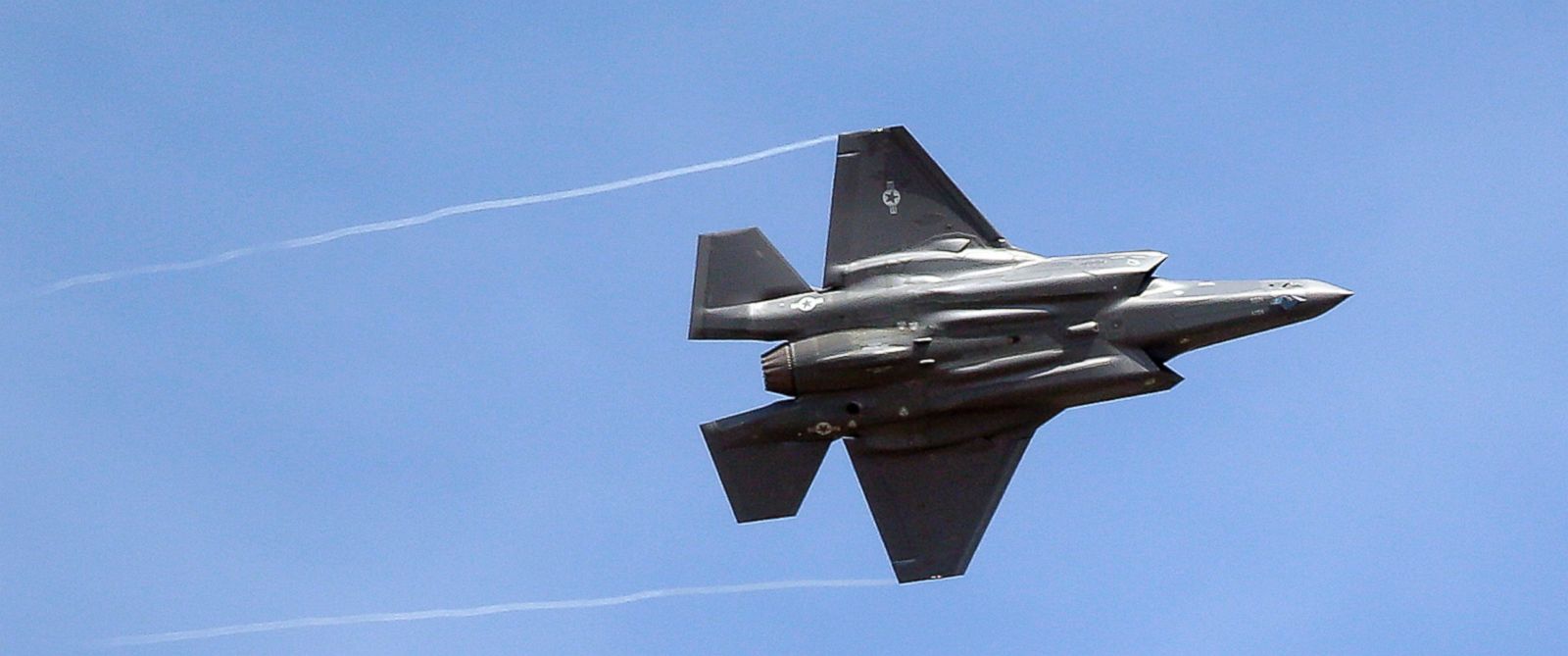 Lái “Tia chớp” F-35, phi công bị “giảm oxy máu”